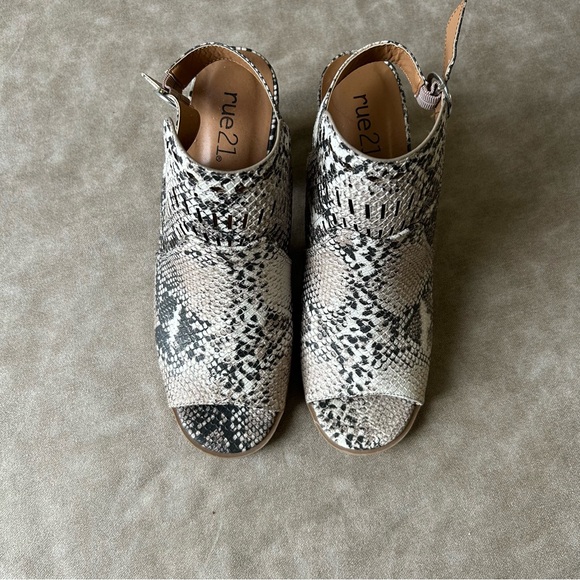 Faux snake skin size 9 (us) peep toe sling back booties - Picture 4 of 5